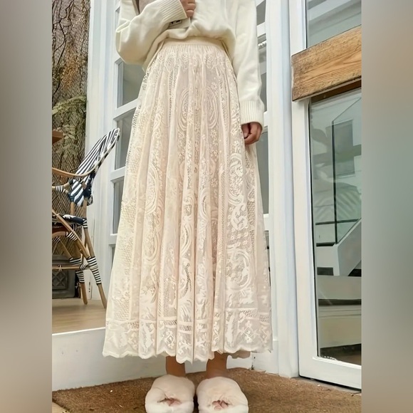 Elegant Cream Lace High Waist Maxi Skirt New Boutique - Picture 4 of 5